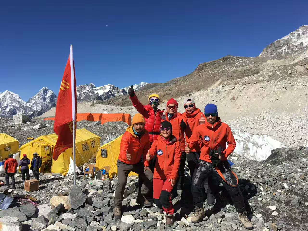 腾讯家居快讯丨华耐登山队今日成功登顶珠峰