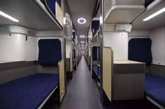 和以往卧铺列车横向设置席位不同,新型动卧列车的铺位为纵向