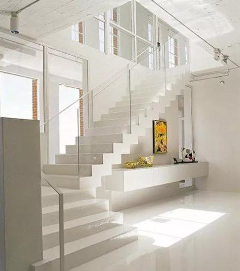 楼梯被安置在大面积的窗户边,使自然光可延伸至室内的每一个角落,在