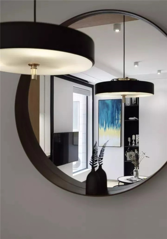 餐厅墙面的圆形镜子,让整个墙面显得更加活泼,并增添空间的透视感