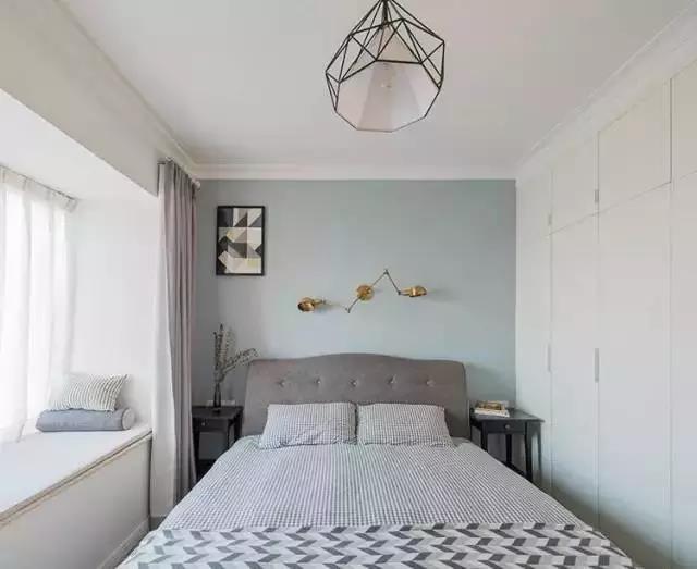 清清爽爽的主卧,床头的背景墙,被刷成了灰蓝色.