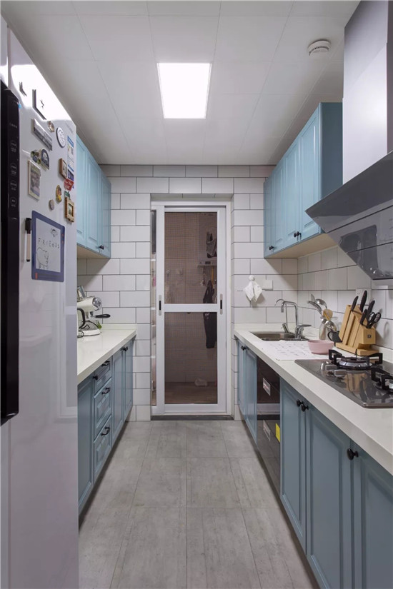 以浅蓝色橱柜,搭配白色墙砖,打造出一个干净素雅的厨房空间.