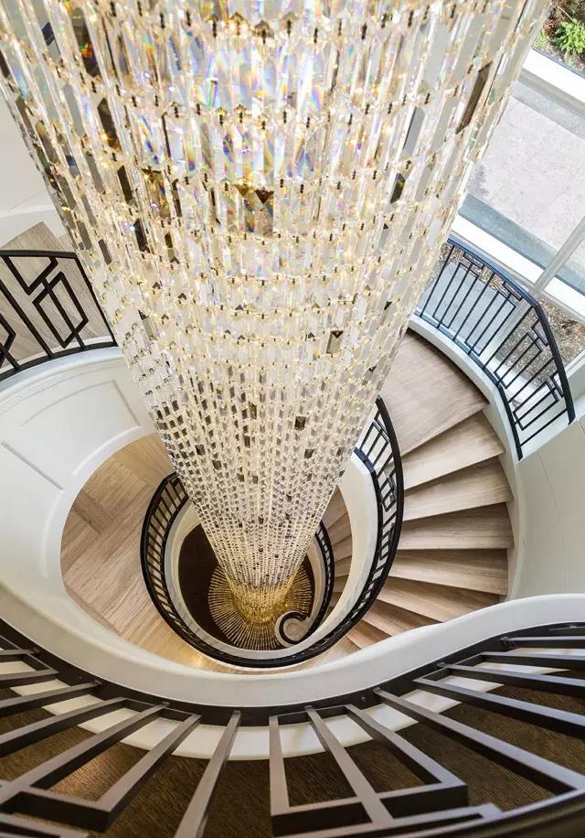 高调的水晶吊灯,在旋转楼梯的包围下,尽显奢华的姿态.