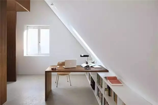 阁阁楼变书房 简单的一桌一椅也能让你舒适工作
