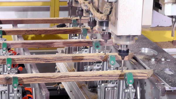 恒达木业采用无人化机械生产，优化红木家具生产流程，提高生产效率