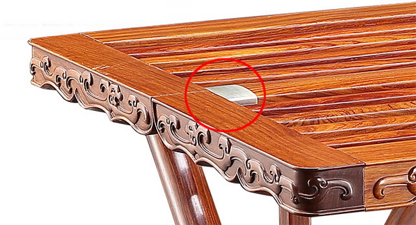 交杌面用直棱组成木框，木框中缝下有支架，用铜环与木框连接