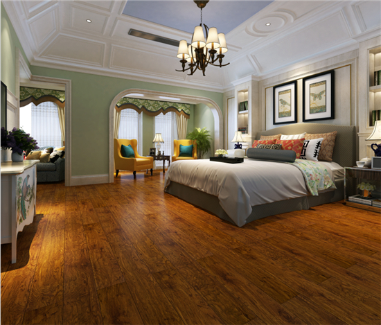 偏红棕色的木质地板搭配木质的家居产品,经典美式的圆拱形门洞和小