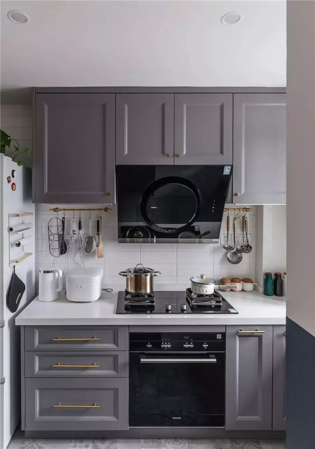 厨房,灰色花砖搭配灰色橱柜门,金色拉手与墙面的金色挂杆呼应