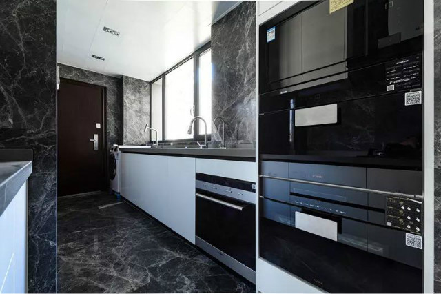 厨房的高柜配合嵌入式蒸箱与烤箱,深度与操作台同宽的60厘米.