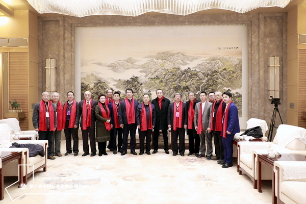 红古轩品牌创始人吴赤宇（右四）与第十届红木品牌峰会重要嘉宾合影留念