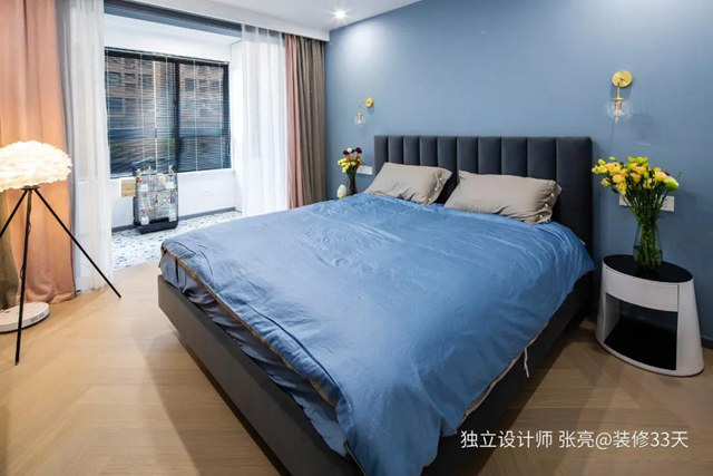 卧室的配色跟娱乐室截然不同,蓝色的背景墙与床品搭配深灰色娜塔莎