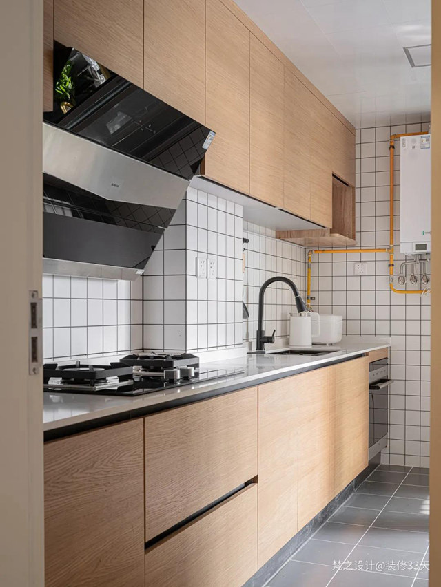 厨房,网红小白砖墙面搭配原木色橱柜,呈现出干净清爽的料理空间