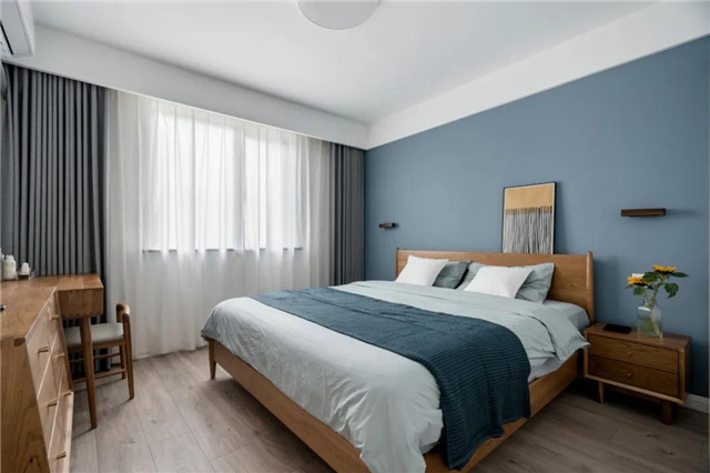 床头雾霾蓝墙色特有的沉静,给以休息为主的卧室带来更舒服的视觉效果.