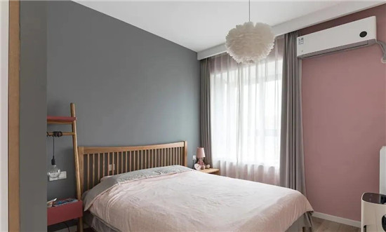 卧室选择了灰色与粉色的搭配 优雅柔美高级又养眼