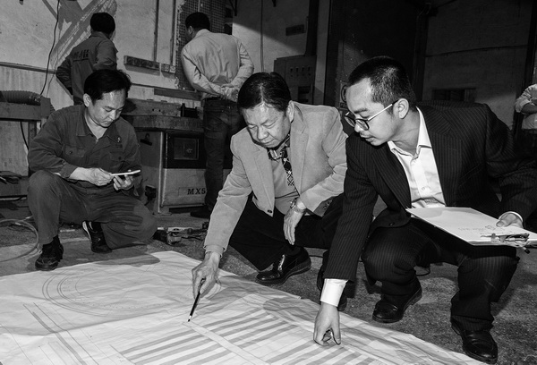 陈国寿（右二）亲自前往车间，对照图纸，严格要求设计和技术团队按标准生产.JPG