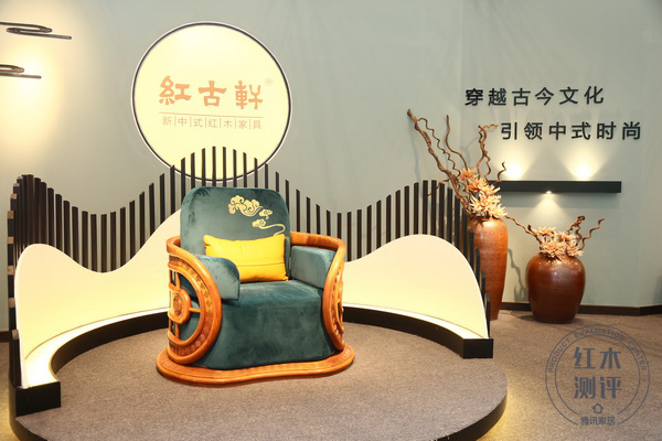 《风云椅》以“圆”和“弧”为设计主题，体现中国传统的“天圆地方”哲学思想.jpg