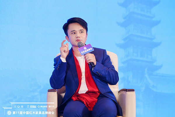 全联艺术红木家具专业委员会执行会长林伟华认为，未来中国家具市场一定看中式，红木行业有大机会
