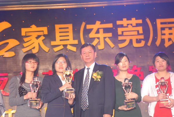 2010年，陈国寿为第23届东莞名家具展获奖企业颁奖.JPG