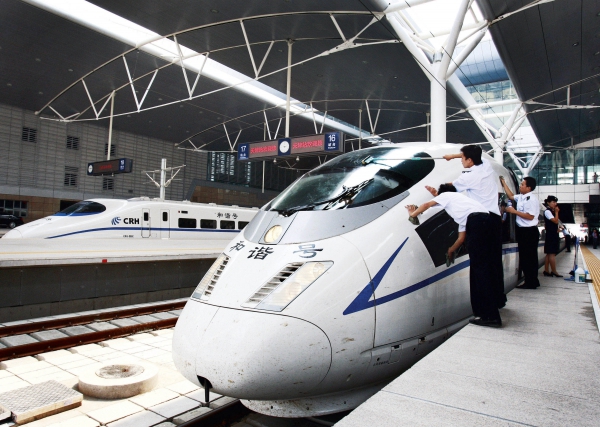2008年7月，京津城际高速列车进行满载试运行（图为停靠在天津站的CRH3“和谐号”动车）