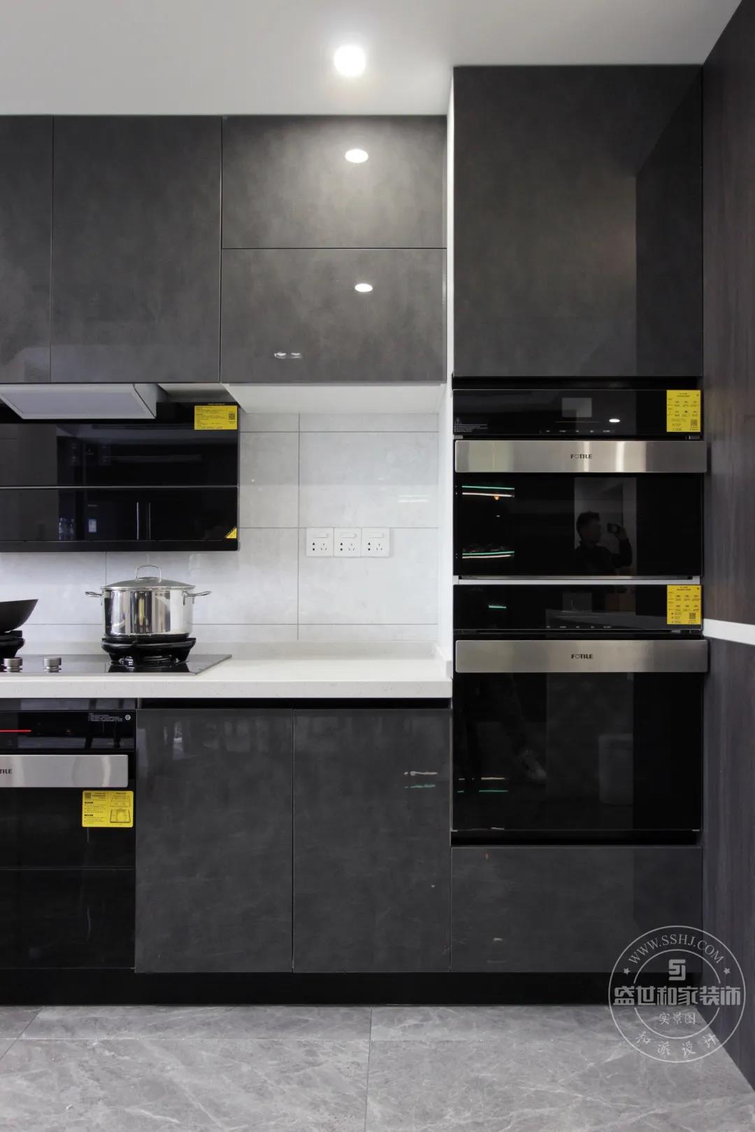 深灰色系橱柜有种典雅高贵的美感,无拉手的设计,更是使厨房空间变得