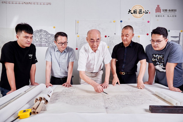 中国传统工艺大师、泰和园董事长邵湘文（中）与设计团队研讨工作