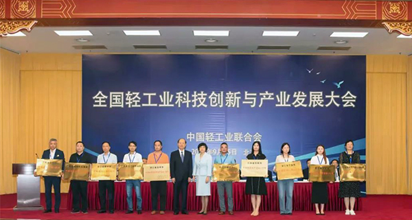 在全国轻工业科技创新与产业发展大会上，新会被授予“中国传统古典家具产业基地”称号