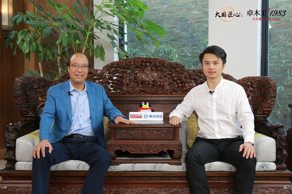中國傳統工藝大師、卓木王董事長杜承三（左）與《大國匠心》欄目策劃人，騰訊家居紅木、品牌紅木總編林偉華對話