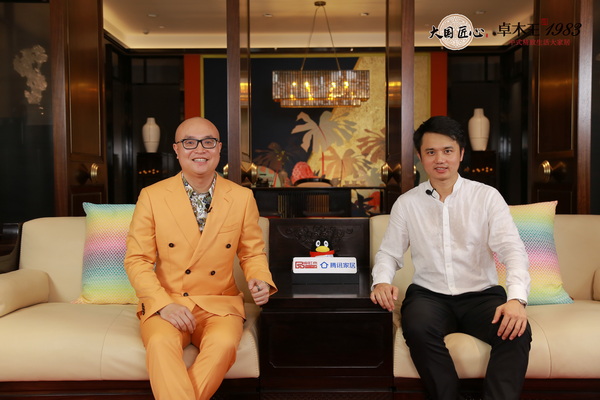 卓木王總裁杜長江（左）與騰訊家居紅木、品牌紅木總編林偉華對話