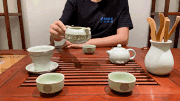 茶台大小正方便为宾客及时添茶，尽显茶礼仪中的待客之道.gif