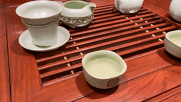《圆融茶台》为湿泡茶台，多余的茶水可直接倒入茶台中.gif
