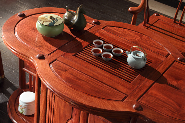 居典红木《圆融茶台》茶台面采用花瓣式的设计，如坐花中品茶