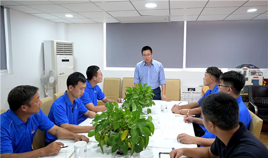 6上海丽王商贸发展有限公司总经理何济洋与销售团队商讨市场策略.jpg
