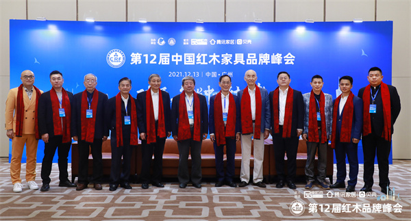 卓木王总裁杜长江（左一）与出席峰会的重要领导嘉宾合影