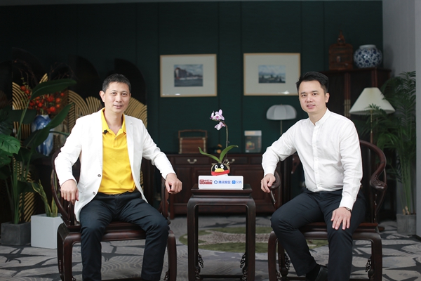 中国家具协会副理事长、红古轩品牌创始人吴赤宇（左）与《大国匠心》栏目策划人、全联艺术红木家具专业委员会执行会长林伟华（右）对话