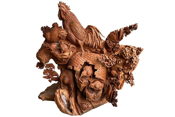 图5 由陈戴青创作的作品木雕《全家福2》荣获“中国工艺美术文化创意奖”金奖.jpg